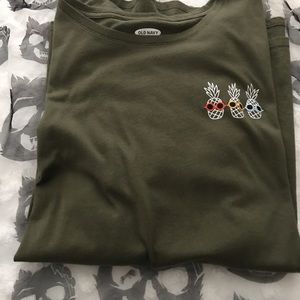 forest green old navy tee